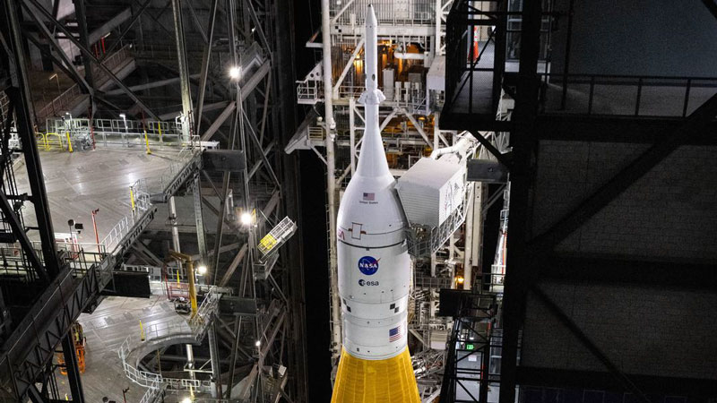 NASA ha annunciato una nuova data per l’atterraggio umano sulla Luna: la missione Artemis II è ora confermata e in fase di lancio.