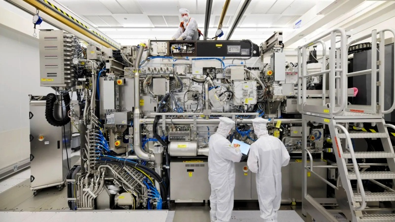 Intel ha iniziato a lavorare sui processi ultra sottili da 10 A e 7 A, mentre i primi circuiti a 14 angstrom saranno testati in ottobre.