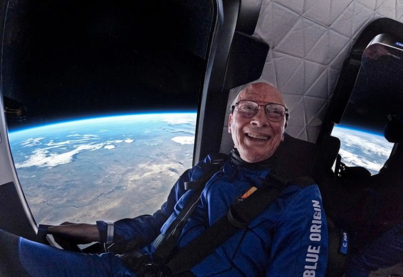 Blue Origin sospenderà lo sviluppo del turismo spaziale per almeno due anni, concentrandosi sul progetto lunare.