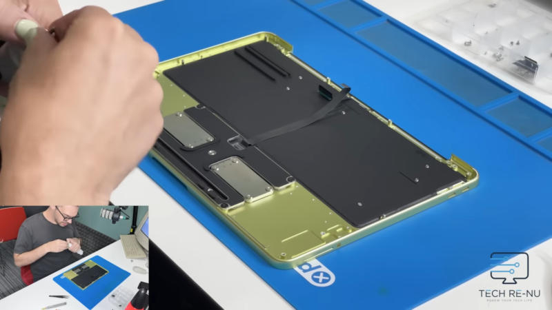 Il MacBook Neo di Apple si è rivelato più semplice del previsto: la batteria non è nemmeno stata incollata.