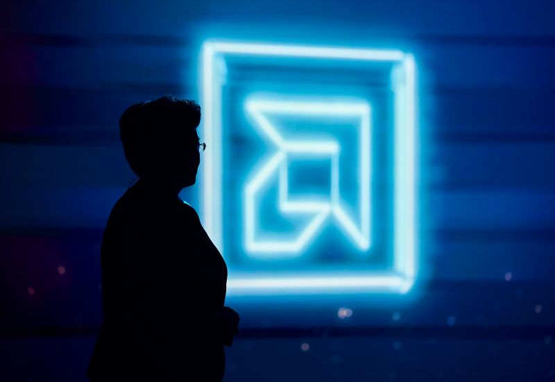 AMD ha raggiunto una capitalizzazione di mercato record di 454 miliardi di dollari, superando Intel di quasi un terzo.