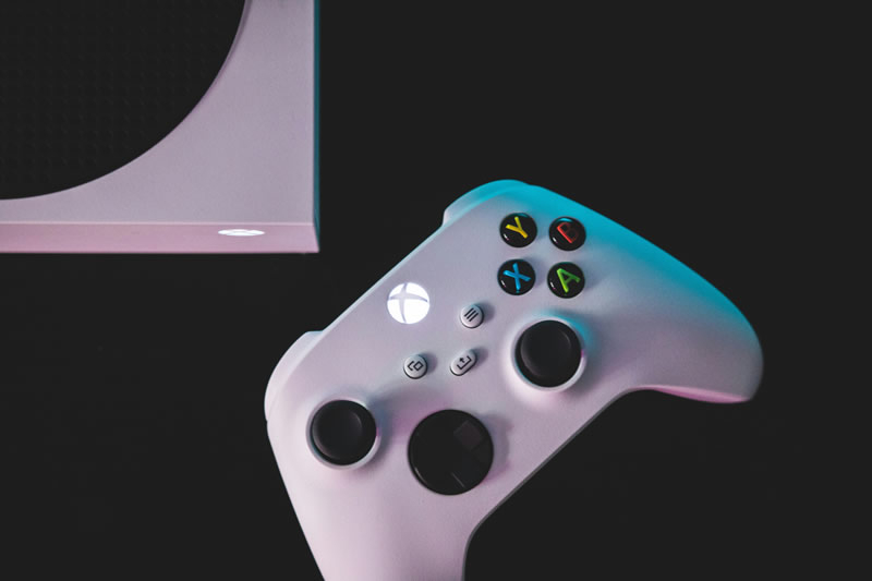 La carenza di chip di memoria ha costretto Microsoft a rivedere le tempistiche di rilascio della Xbox