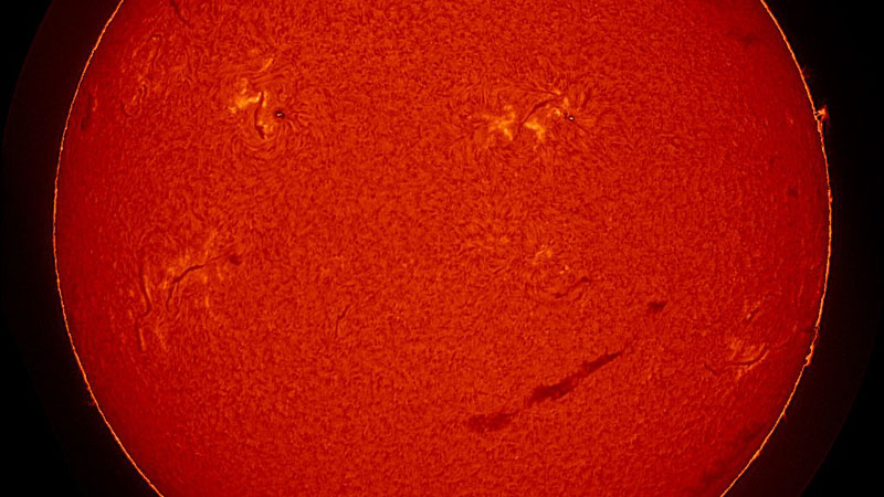 Il sole è diventato un enorme emoticon che ci sorride dall'alto.