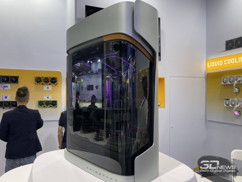 Geometric Future ha presentato a Computex 2026 gigantesche case, blocchi di alimentazione luminosi e i più recenti sistemi di raffreddamento liquido.