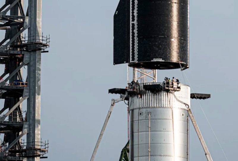 Un dipendente di SpaceX è morto sul cantiere solo pochi giorni prima del lancio dello Starship; si sta cercando la causa dell’incidente.