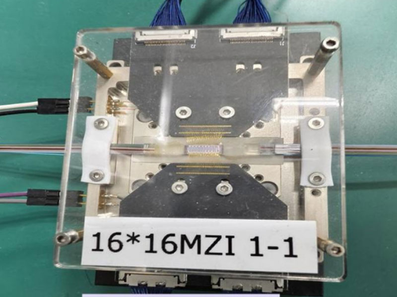 Gli scienziati cinesi stanno facendo in modo che i robot pensino istantaneamente, accelerando lo sviluppo della fotonica a base di silicio