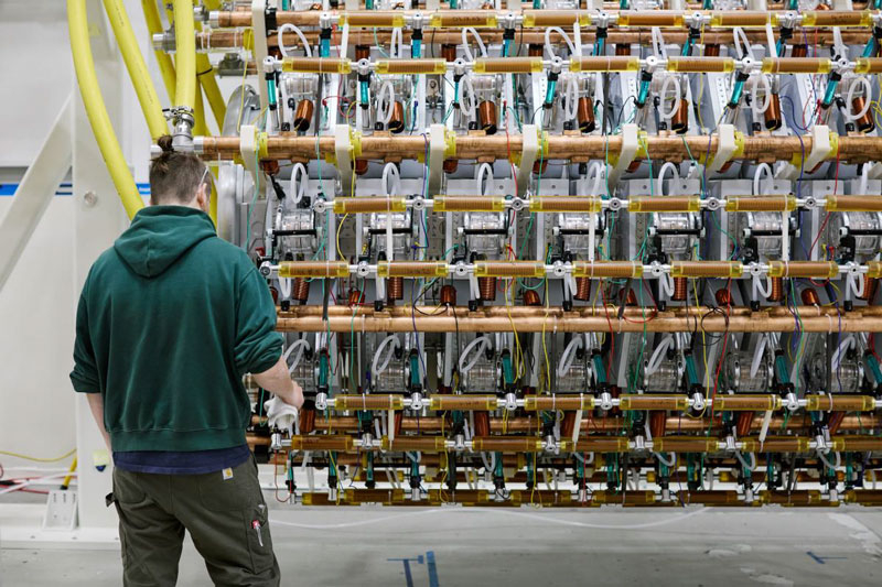 La Pacific Fusion ha condotto test del prototipo di dispositivo termonucleare economico che utilizza la compressione a condensatore del combustibile per l'accensione inerziale.