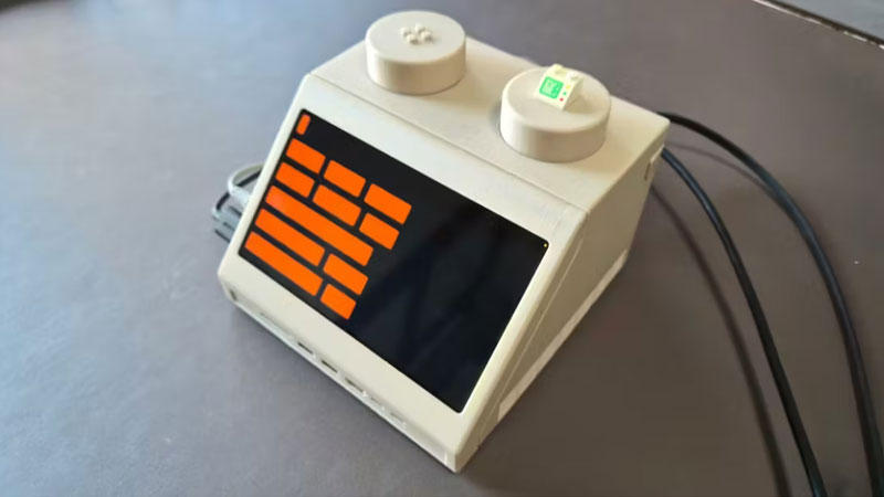 Il Mac mini è stato nascosto in un blocco LEGO ampliato, decorato come un terminale degli anni ’70.