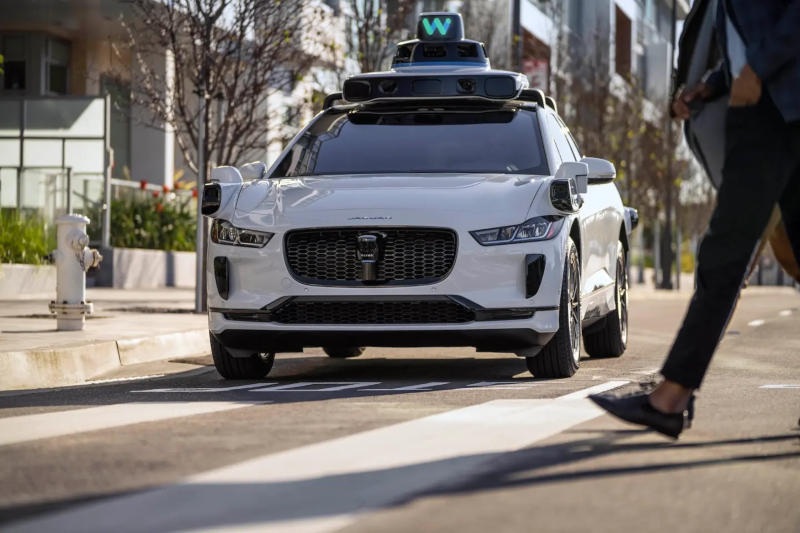 Il taxi robot Waymo si è rivelato un mezzo di fuga sorprendentemente comodo dal luogo dell'incidente