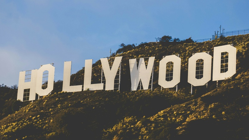 Hollywood sta implementando attivamente l'intelligenza artificiale, aumentando il numero di istituzioni educative nel settore cinematografico che utilizzano reti neurali.