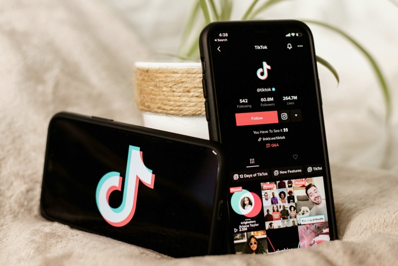 TikTok si oppone a Booking: ora è possibile prenotare viaggi e hotel semplicemente guardando video