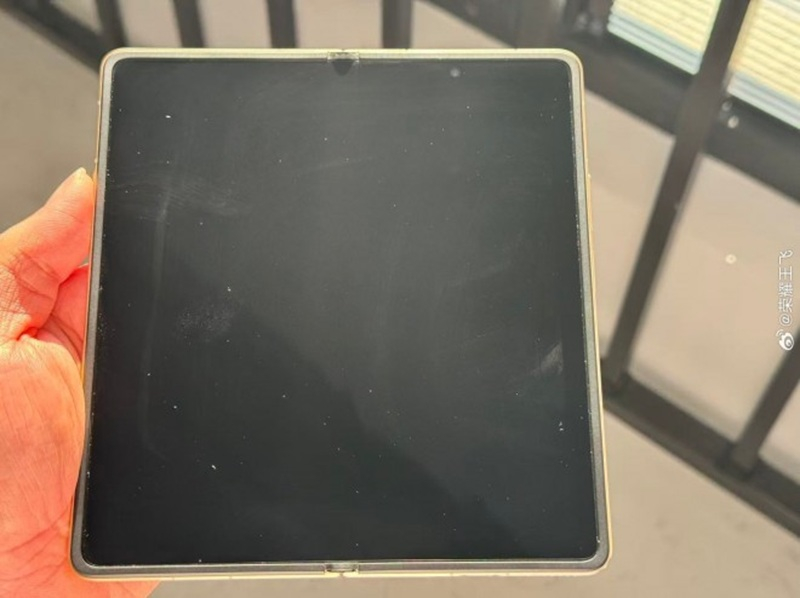 Oppo e Honor si preparano a lanciare telefoni pieghevoli senza pieghe dello schermo—una vera soluzione nuova.