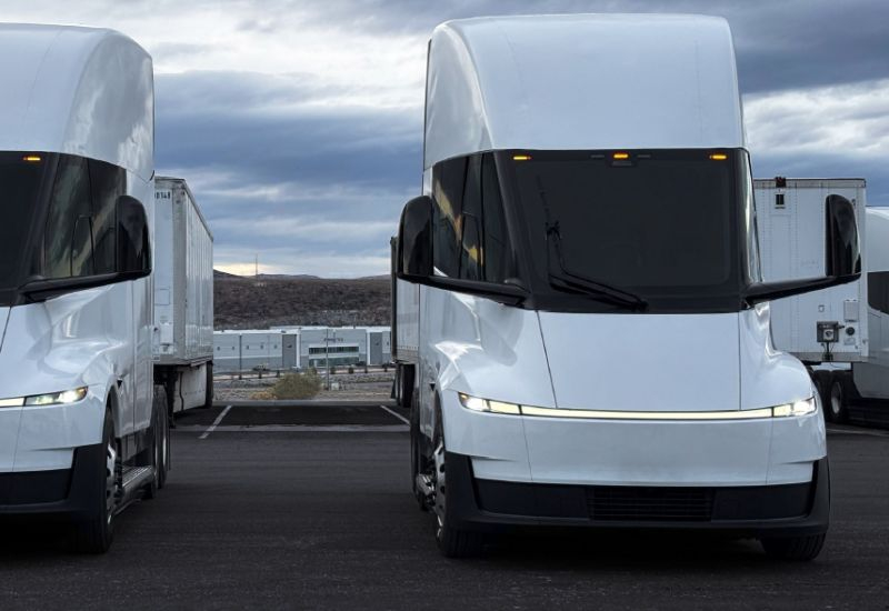 Il prezzo dei camion elettrici Tesla Semi si è rivelato significativamente più alto rispetto a quello dichiarato, ma è comunque inferiore rispetto ai concorrenti.
