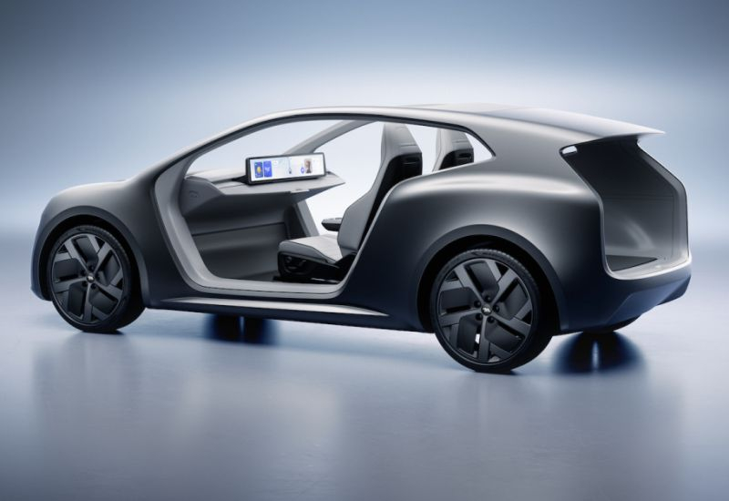 Lucid ha presentato un concetto di taxi senza conducente per competere con il Tesla CyberCab, tra le altre innovazioni