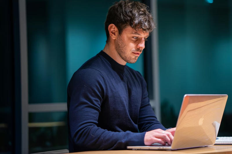 Gli utenti attivi dell'intelligenza artificiale si sono trovati ad affrontare un rischio aumentato di burnout professionale