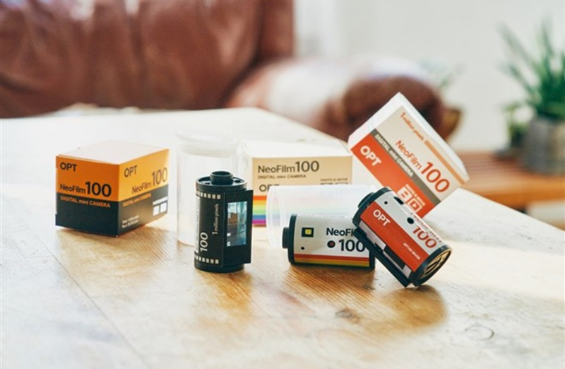 In Giappone è disponibile la fotocamera-chiavetta digitale OPT100 Neo Film sotto forma di bobina di pellicola da 35 mm