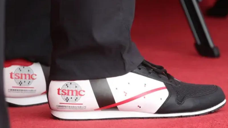 TSMC ha presentato le proprie scarpe da ginnastica di marca e una pentola per cuocere il riso, ma si è limitata a produrle solo per la propria azienda.