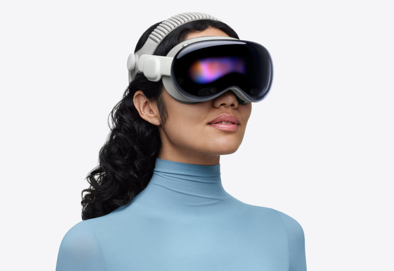 Apple ha posticipato il lancio del prossimo Vision Pro al 2028, concentrandosi su occhiali intelligenti e dispositivi con intelligenza artificiale.