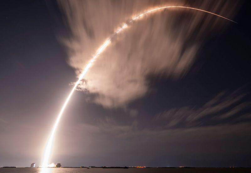 SpaceX partecipa a una gara chiusa del Pentagono per lo sviluppo di IA per droni controllati vocalmente in sciami.