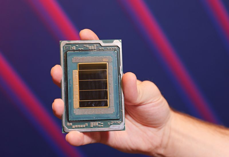 Il prezzo delle azioni Intel è aumentato di quasi il 25 %, spingendo il mercato, e ora la capitalizzazione di Nvidia ha raggiunto i 5 trilioni di dollari.