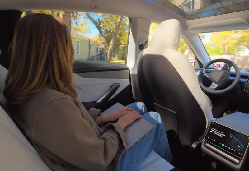 Il robot Tesla si muove nei traffici: su 25 auto non c’è un conducente, ma continuano comunque a spostarsi