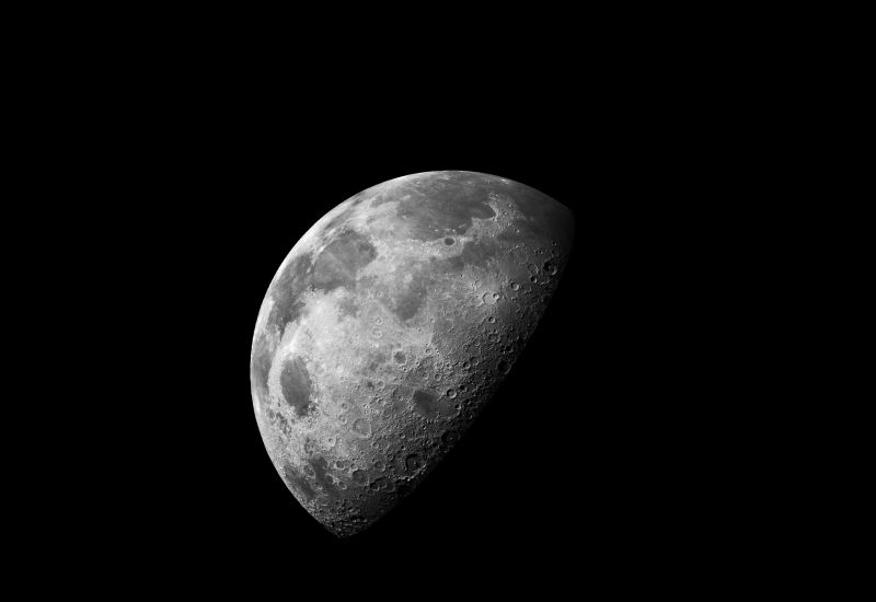 Elon Musk prevede di costruire una rete satellitare per l'IA sulla Luna, utilizzando una gigantesca catapulta per il lancio.