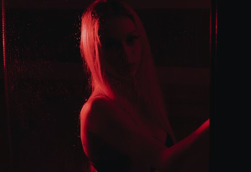 OpenAI ha rimandato la creazione di contenuti per adulti in ChatGPT e ha messo il progetto di un bot IA per adulti “in coda lunga”.