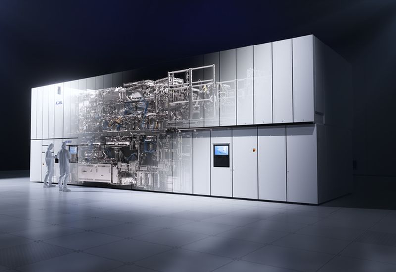 ASML prevede un'ampia applicazione della tecnologia High‑NA EUV già l’anno prossimo per la produzione di chip con dimensioni dei transistor pari a 1,4 nm o inferiori.