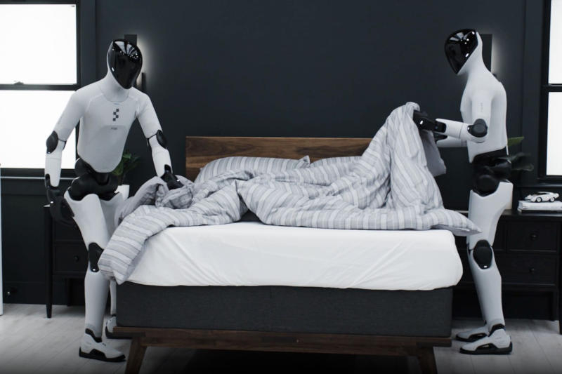 I robot-figura hanno riordinato la stanza e preparato il letto nel video