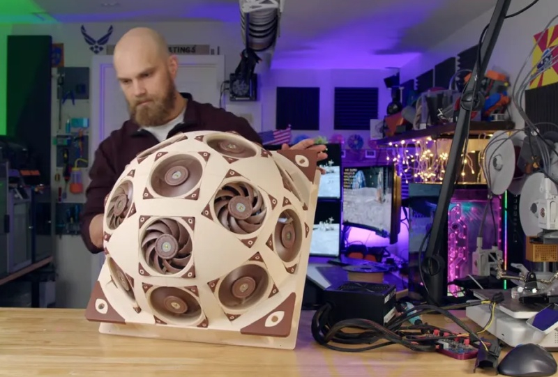 Il blogger ha creato una “supercupola” per il computer con 15 ventole Noctua, riducendo la temperatura del sistema di 20 °C