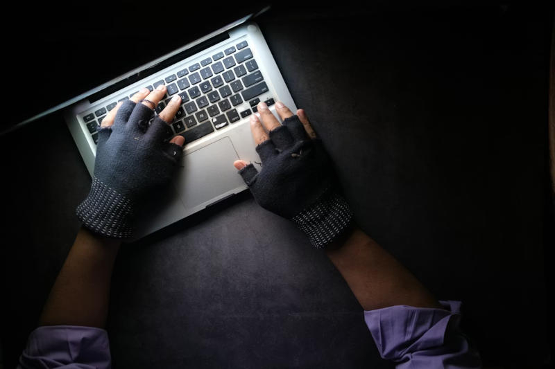 Uno strumento Python per l’analisi dei dati, che funzionava solo a metà giornata, si è trasformato in un malware: ha rubato chiavi e token.