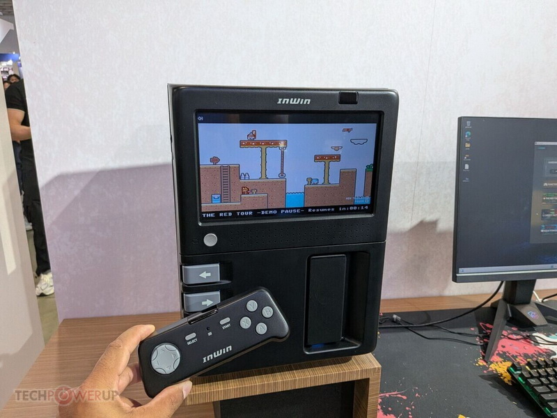 InWin ha presentato il corpo GX‑285, dotato di una console retro integrata e di un display da 10 pollici