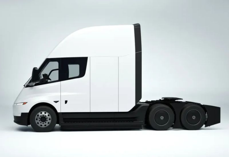 I camion Tesla Semi sono dotati di batterie con capacità inferiore, ma la loro autonomia rimane invariata