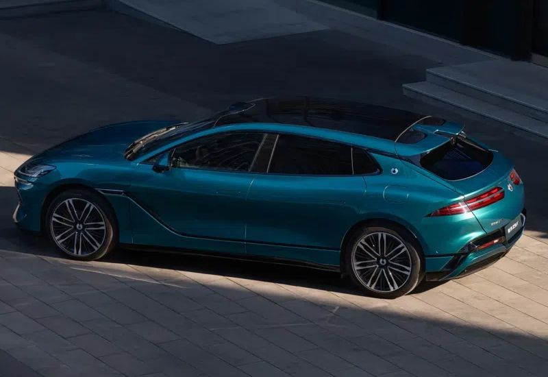 BYD ha lanciato l'auto elettrica Denza Z9 GT, in grado di percorrere 1036 km senza ricarica.