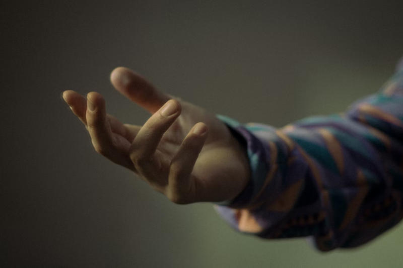 Apple ha addestrato l'intelligenza artificiale a riconoscere i gesti di stretta di mano sconosciuti basandosi sui segnali EMG