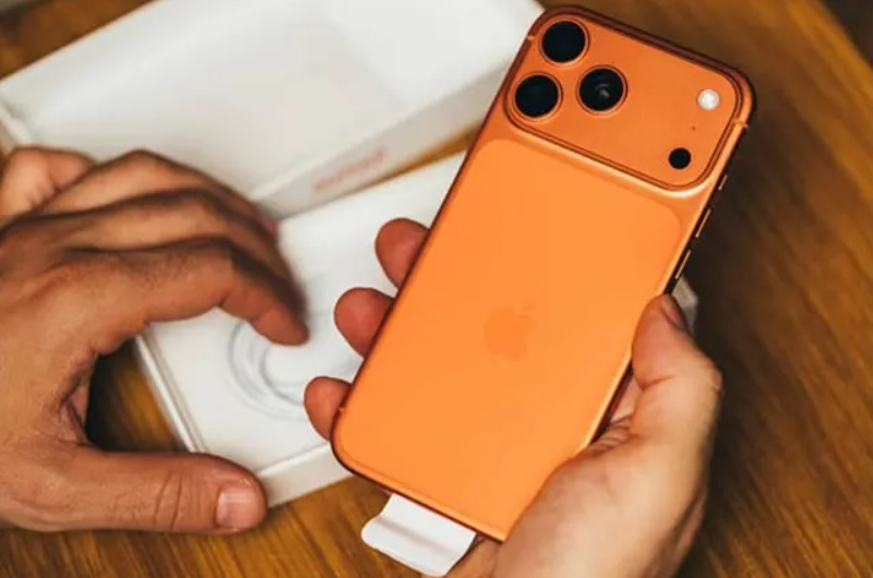 La crescita delle vendite dell’iPhone 17 in Cina grazie alla scelta vincente del colore arancione.
