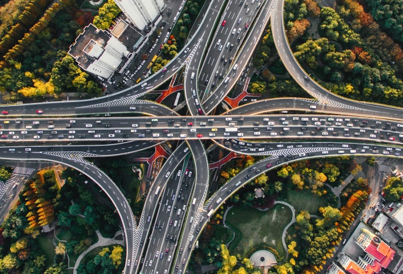 Il sistema IA insegna ai veicoli a segnalare le buche stradali e poi trasmette queste informazioni ai servizi di manutenzione della strada