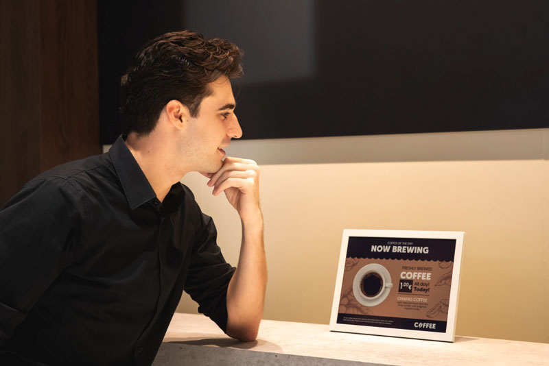 Samsung debuta con un display E‑Ink unico a inchiostri elettronici colorati, realizzato con fitoplancton.