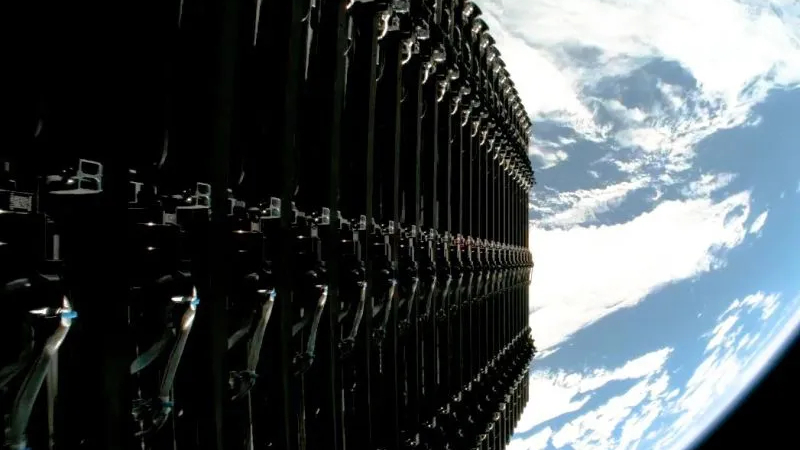 SpaceX accusa Blue Origin di creare interferenze dalle antenne TeraWave, che potrebbero interessare 10 milioni di utenti Starlink.