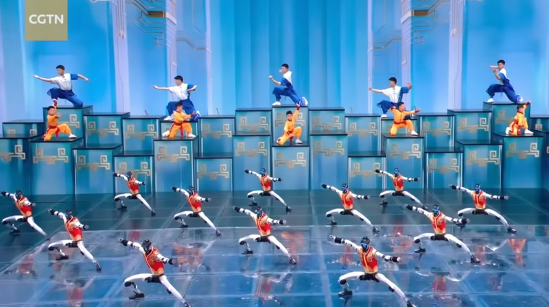 La Cina ha mostrato robot umanoidi nello spettacolo principale di Capodanno, mostrando il loro kung-fu.