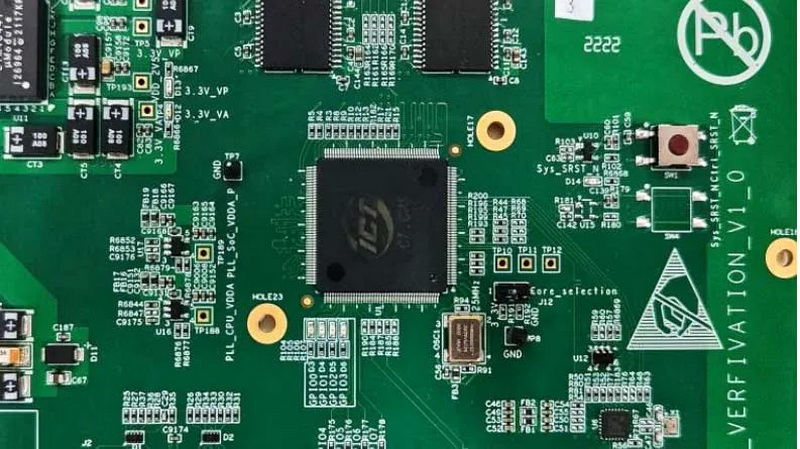 Un agente IA ha creato un processore RISC‑V completo in 12 ore, usando solo una richiesta di 219 parole