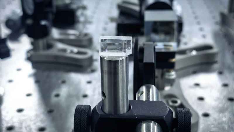 In Cina è stato sviluppato un laser solido compatto per accedere al dominio VUV precedentemente inaccessibile, aprendo nuove opportunità nelle ricerche scientifiche, nelle tecnologie spaziali e nella produzione di chip