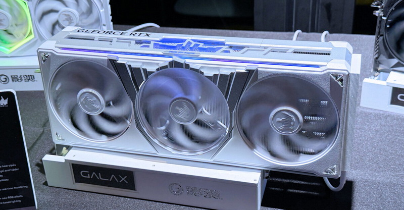 Galax ha presentato il concetto di GeForce RTX 6090 Hall of Fame con quattro ventole e cristalli Swarovski