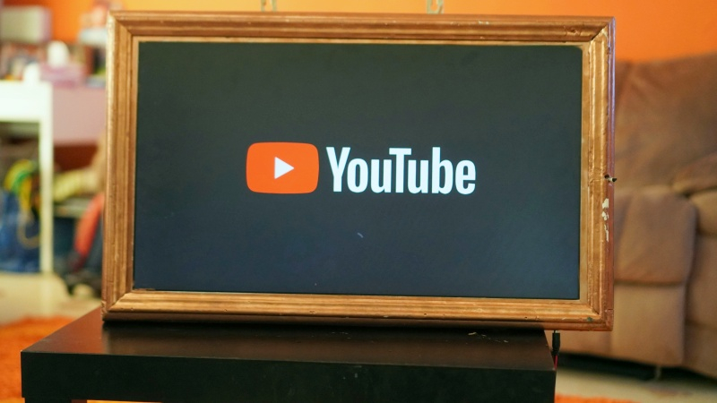YouTube ha intensificato il conflitto con i blocchi pubblicitari, iniziando a cancellare i commenti e le descrizioni dei video degli utenti.