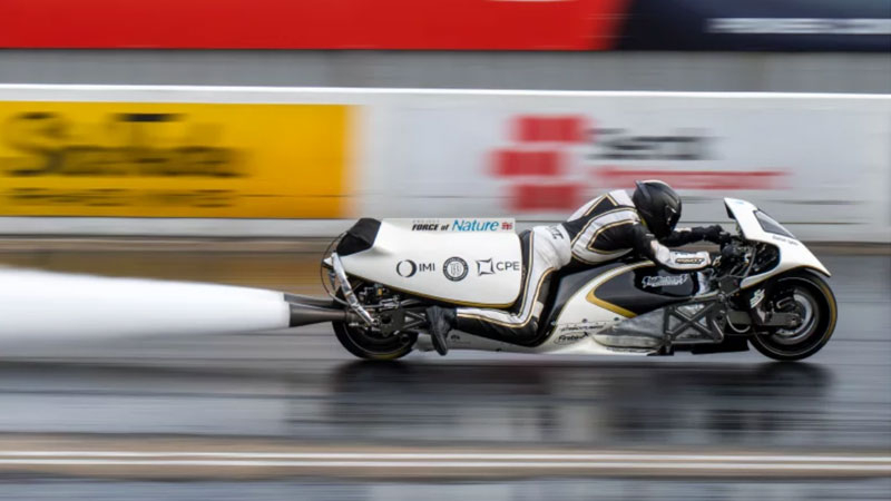 Un inventore britannico ha creato una motocicletta a coppia che è arrivata al secondo posto per velocità tra tutte le moto del mondo