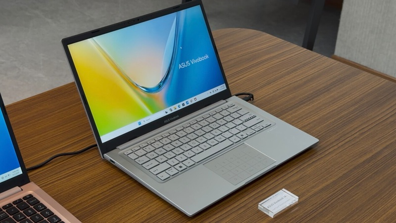 Asus ha presentato modelli economici Vivobook S14 e S16 con processori Core 7 a sei core, affermando la loro competitività rispetto al MacBook Neo