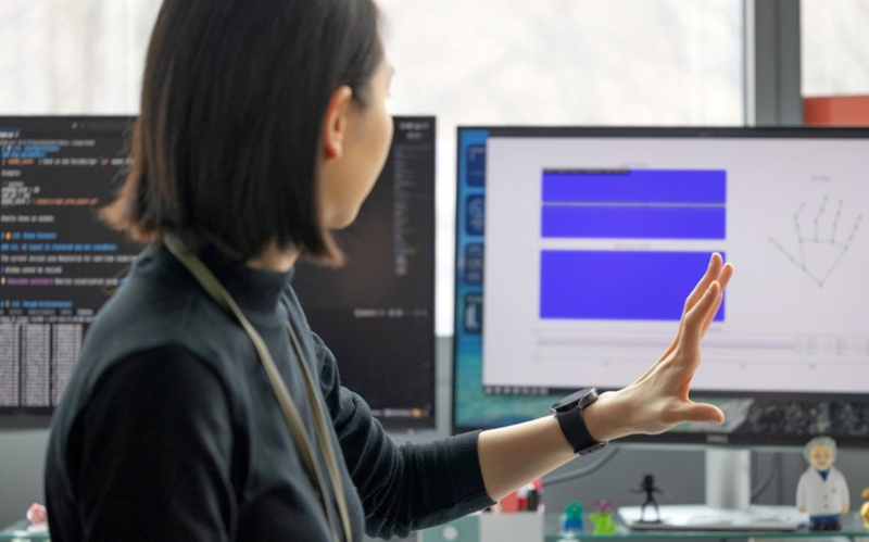 Gli scienziati hanno utilizzato l'IA per trasformare gli orologi intelligenti in un dispositivo di misurazione precisa dei movimenti della mano