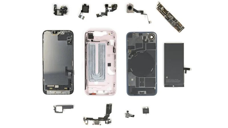 iFixit ha svelato l’iPhone 17e: il coperchio posteriore con MagSafe funziona anche sull’iPhone 16e