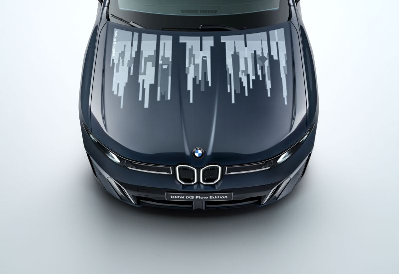 Il BMW iX3 Flow Edition mostra un cofano che cambia colore grazie alla tecnologia delle "inchiostro elettronico".