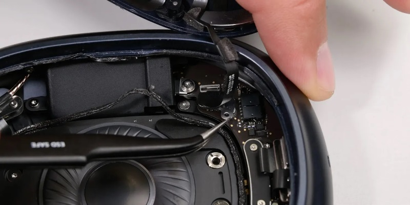 iFixit ha smontato gli AirPods Max 2 e mostrato che la loro configurazione interna non è cambiata